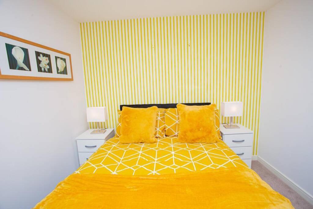 Mills Apartment - Two Bedroom En-Suite Apartment Northampton Exterior photo