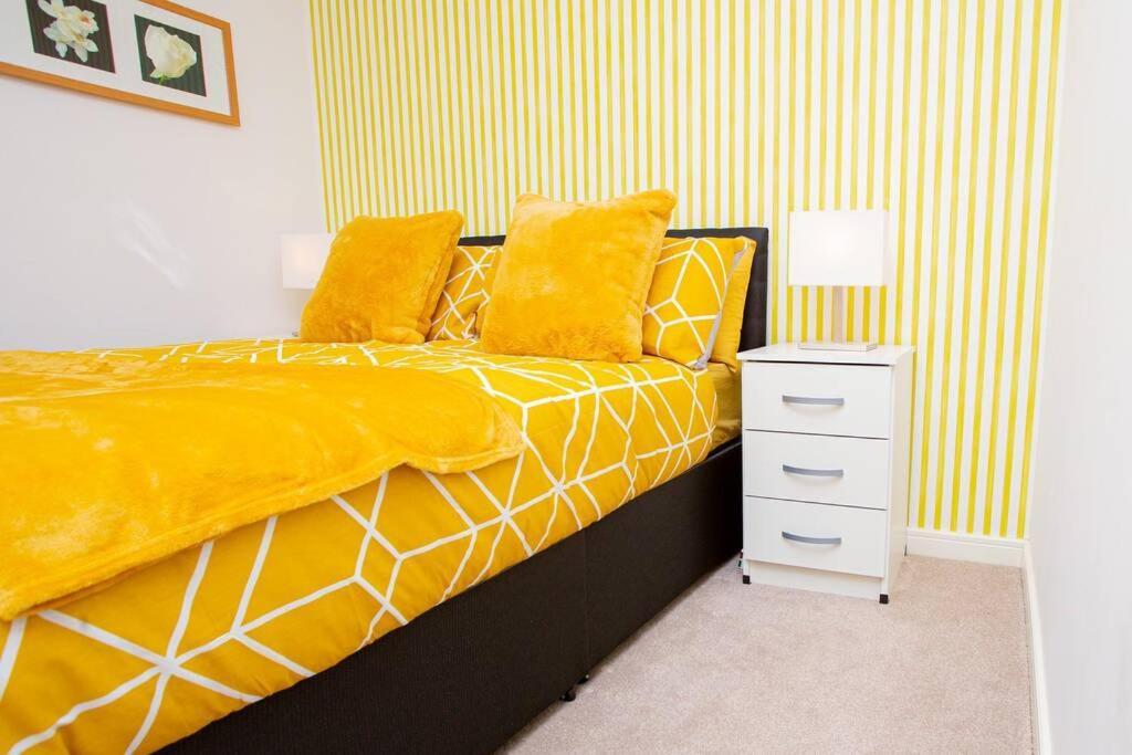 Mills Apartment - Two Bedroom En-Suite Apartment Northampton Exterior photo